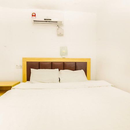 Hotel By The River Malacca Exterior photo