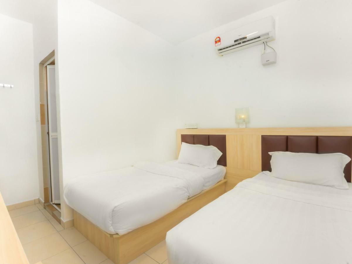 Hotel By The River Malacca Exterior photo